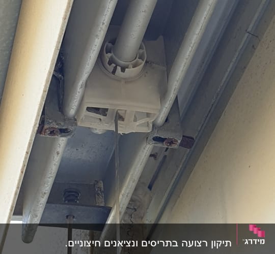 מנגנון גלילה של תריס מתכת עם צינורות וחוטים